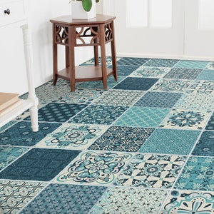 Puede incluir: Un suelo de baldosas con un patrón azul y blanco con una variedad de diseños geométricos. El suelo está formado por baldosas cuadradas con diferentes patrones, incluyendo diseños florales, geométricos y abstractos.