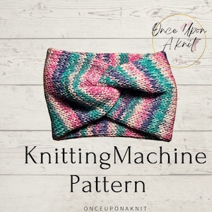 Könnte beinhalten: Strickmaschinenmuster für ein buntes gestreiftes Stirnband mit einem verdrehten Knoten. Das Stirnband ist aus rosa, türkis, lila und weißem Garn gefertigt. Das Muster trägt den Titel "Once Upon A Knit" und ist als digitaler Download erhältlich.