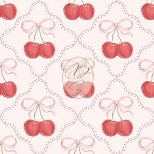 Könnte beinhalten: Ein sich wiederholendes Muster mit roten Kirschenpaaren, die mit rosa Schleifen gebunden sind. Der Hintergrund ist hellrosa mit einem gepunkteten Vierpass-Design. Das Design ist zart und feminin.