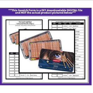 Può includere: Un set di 72 matite colorate Derwent Lightfast in una scatola di latta blu con un primo piano di un occhio sul coperchio. Le matite sono disposte in file e sono etichettate con i loro nomi di colore e numeri. Il testo "Derwent Lightfast" è stampato sulla scatola.