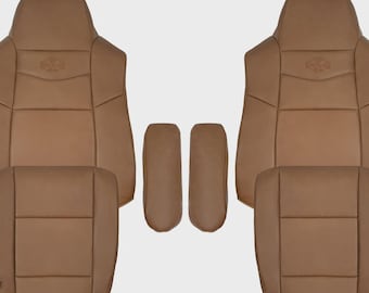 Op de afbeelding: Tan auto stoelhoezen, bestaande uit twee voorstoelhoezen, twee armleuninghoezen en een achterstoelhoes. De hoezen hebben een gestikt ontwerp en een logo op de hoofdsteun. De set is ontworpen om het interieur van voertuigen te beschermen en op te frissen.