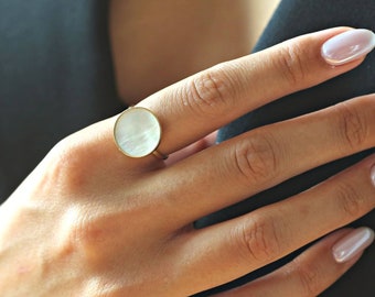 Flat Oval Mother Of Pearl Ring, Modern And Vintage Pearl Promise Ring, Dainty Pearl Ring, Solid Gold Pearl Statement Ring, Bridal Ring