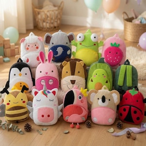 Puede incluir: Una colección de mochilas de peluche con formas de animales que incluyen personajes como un pingüino, abeja, unicornio, rana, fresa, mariquita, koala, león, conejo y elefante, cada una con texturas suaves y diseños coloridos.