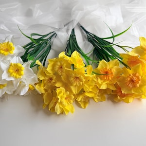 Künstlicher Narzissenstrauch: Gelb-Orange & weiße Seidenblumen
