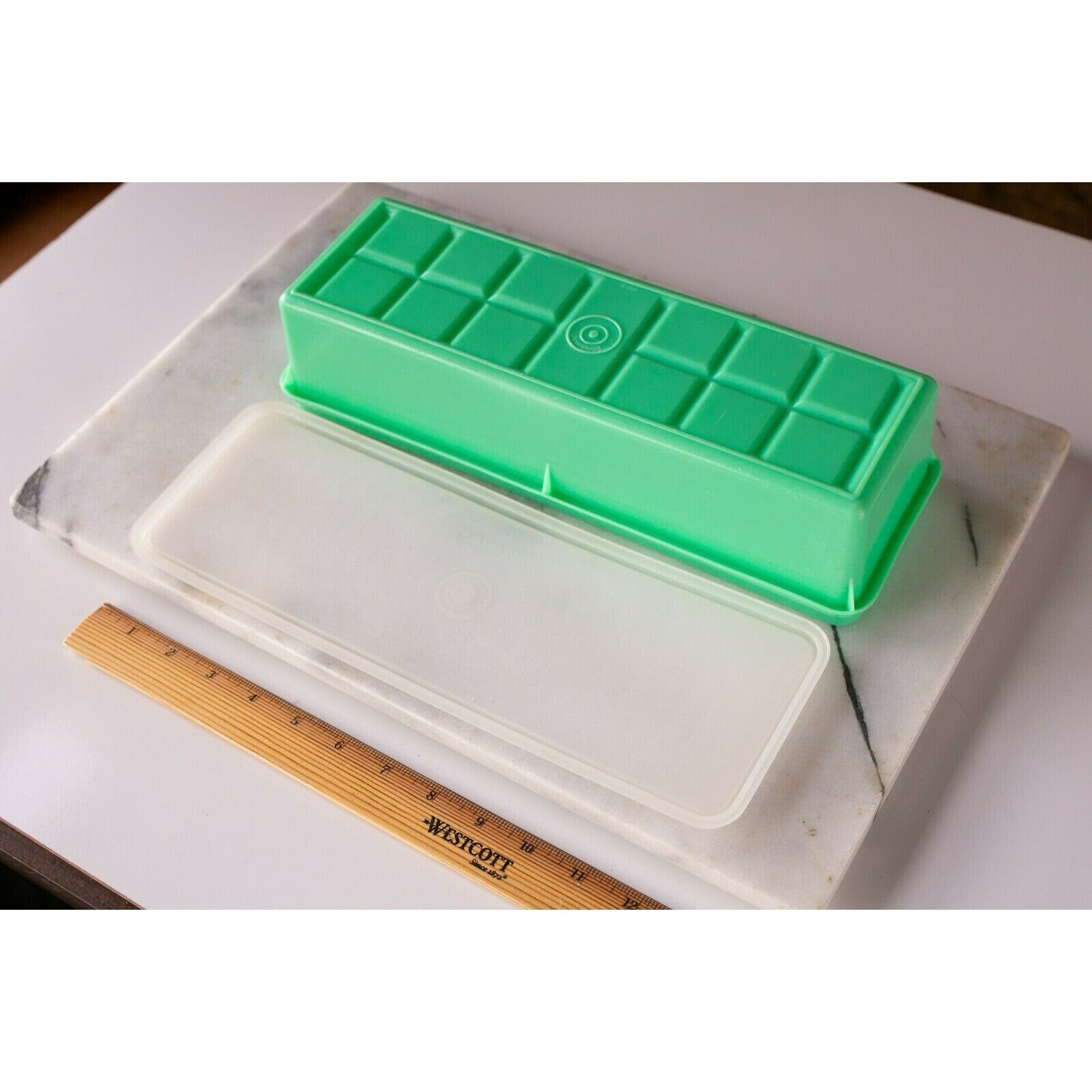 Vintage TUPPERWARE Green Celery Keeper Crisper Container 8923 With Lid