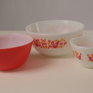 PYREX Friendship Nesting Mixing Bowl Set of 3-401, 402, 403 White Red Birds EUC