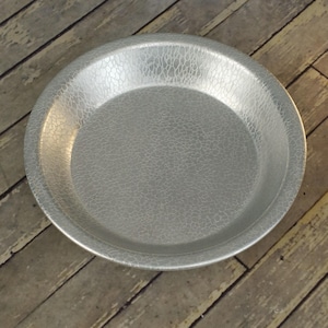 DOUGHMAKERS Gourmet Bakeware Pebble Pattern Surface 9" Round Pie Tin Pan