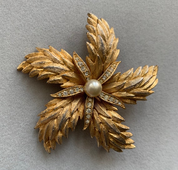 Starfish Swirl Faux Pearl Golden Brooch - image 1