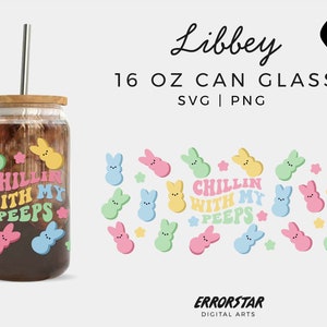 Op de afbeelding: Een 473 ml blikglas met een ontwerp van pastelroze, blauwe, gele en groene Peeps en de tekst "Chillin with my peeps" in een retro-lettertype. Het glas is gevuld met een donkere vloeistof en heeft een houten deksel met een rietje.