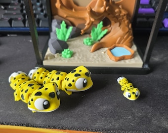 Gecko Fully Assembled Toy Set | 3D Printed Enclosure Kit | Poseable Reptile Figurines | Fidget Pet