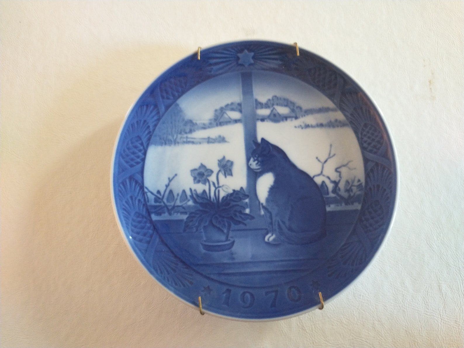 Vintage Christmas Rose and Cat 1970 Collectors Plate Royal Etsy