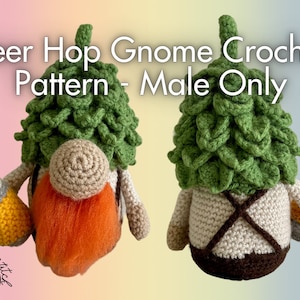 Puede incluir: Gnome de ganchillo sosteniendo una jarra de cerveza. El gnomo tiene un sombrero de cono de lúpulo verde, una barba marrón y una camisa beige con tirantes marrones. El gnomo sostiene una jarra de cerveza de ganchillo amarilla y blanca.