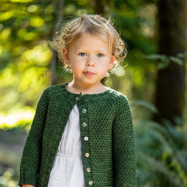 Modèle de tricot | CARDIGAN LITTLE NYDIA | Cardigan raglan de haut en bas en tricot pour bébés, tout-petits et enfants par Vanessa Smith Designs