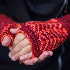 Colorwork Fingerless Gloves Knitting Pattern – Novemberist Mitts – Chevron Design with Folded Cuffs (English PDF)