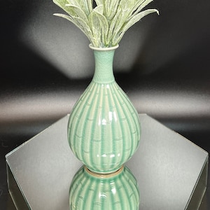 1980 koreanische Jade Grün Seladon Flasche Bambus Druck Vintage Keramik Bud Vase Künstler signierte Basis Asiatisches modernes minimalistisches zeitgenössisches Dekor