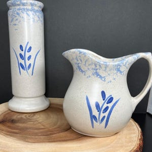 Jarra de cerámica vintage Robinson Ransbottom: Diseño floral con pintura azul esponjada, Roseville, Ohio.