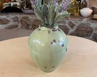Vaso de cerâmica vintage de estúdio: feito à mão com esmalte verde claro, assinado pelo artista em 1986.