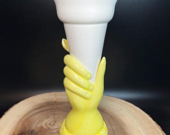 Vintage handvaas: gele keramische hand met witte vaas, decor MCM