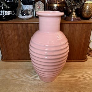 Haeger Ceramic Pink Vase #4335 Oval Ribbed Textured Body Smooth Neck Vintage 1980&#39;s Glam Art Deco Contemporary Decor Floral Decorative Vase