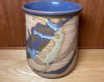 Vaso ou porta-utensílios de cozinha abstrato em tons de azul e bege, da Studio Pottery, 1997, assinado pelo artista.