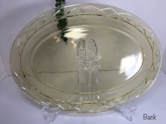 Plat ovale; bords ajourés. Leray. Rochefort en terre. Peint main