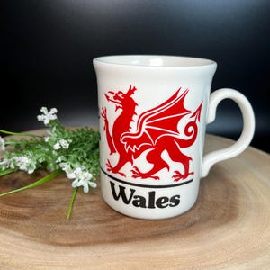 Welsh Cymru Red Dragon Ceramic Coffee Tea Mug by the Welsh Beaker Company Prince of Wales Feathers Badge with Ich Dien Vintage 1970s-1980s
