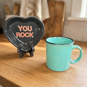 Tasse à café Fiestaware en céramique turquoise moucheté blanc ou turquoise Cortina Java, bord noir
