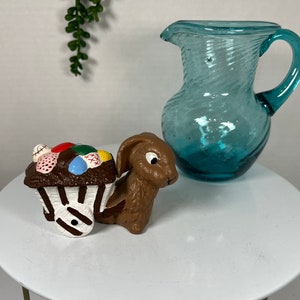Retro 1982 handgeschilderd bruin keramisch konijntje met paaseieren in een kar - Snuisterijdoosje lente zomerhuisje boerderij decor