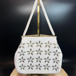 Bolso de noche o cartera vintage con asa superior, cuerpo de cuentas blancas con patrón en forma de estrella, cuentas tubulares plateadas o doradas, cierre superior a presión adornado