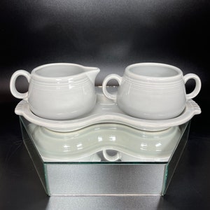 Fiestaware parelgrijs keramisch suikerroomkannetje Homer Laughlin aardewerk vintage keuken 1999-2001 Stopgezet kleur boerderij cottage MCM