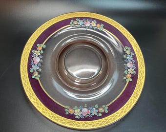 Bandeja vintage de vidrio rosa estilo depresión, con flores pintadas a mano y detalles dorados.