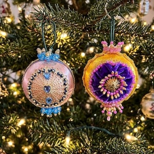 Adornos navideños de terciopelo con cuentas y acabado satinado morado/dorado y azul/rosa, estilo vintage de 1970-1980, hechos a mano. Juego de 2 piezas.