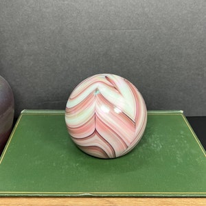 Gibson Blown Glass Paperweight Pink Mauve White Pulled Feather Iridescent Artist Stamped &#39;80s - &#39;90s Vintage Art Glass MCM Contemporary Boho