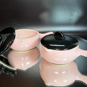 Cuencos de cerámica rosa con asa y tapas negras de Cameron Clay Cronin Pottery