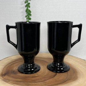 Indiana Glass Continental Black Amethyst Sockel Irish Coffee Mugs Set mit zwei MCM BoHo Zeitgenössischen Bauernhaus Vintage Glas