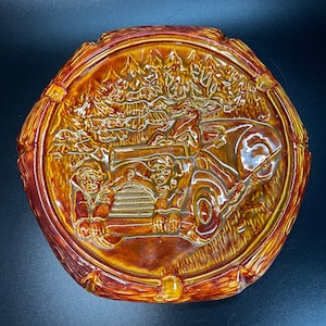 Round Ceramic Deer Hunter Ashtray Funny Deer Driving Car Hunters Tied to Hood Brown Orange Glaze Hand Painted Hobby Piece Vintage Tobacciana