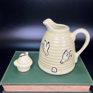 Bisque porselein lichtgele bijenkorfvormige honingpot met deksel, sirooppot of creamer verhoogde zwarte honingbij vintage keukenservies