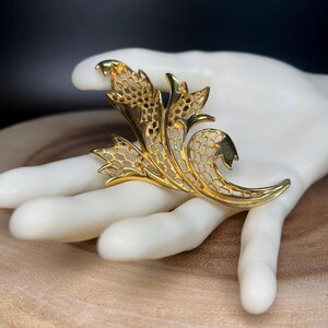 Broche feuille JJ Jonette vintage en filigrane doré : bijoux fantaisie des années 1980