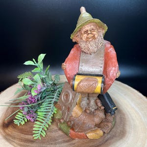 Tom Clark &#39;Flash&#39; Gnome Figurine #63 Vintage 1987 Kitschy Cute Photographer Gift Artist Marked Felt Base Farmhouse Cottage Fantasy Decor