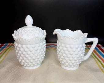 Conjunto vintage de açucareiro e cremeira Fenton Glass White Hobnail Dewdrop com tampa.