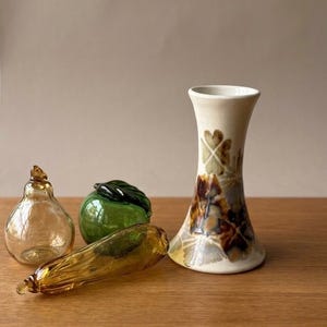 Apple Lane Pottery beige keramische vaas met bloemen- en klaverprint van kunstenaar Bill Nagengast, gesigneerd en gedateerd november 1982.