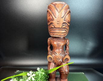 Figura humana Tiki de las Marquesas, tallada en madera hawaiana - Polinesia, Pacífico Sur