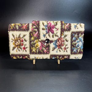 Carteira de tapeçaria tripla com estampa floral xadrez branco-sujo, cor bordô, fecho de pressão único, interior de vinil preto, bolso para troco, porta-fotos, vintage, 1970