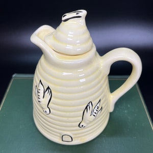 Bisque Porcelain Light Yellow Beehive Shaped Lidded Honey Pot, Syrup Jar or Creamer Raised Black Honey Bees Vintage Kitchen Serve Ware image 9