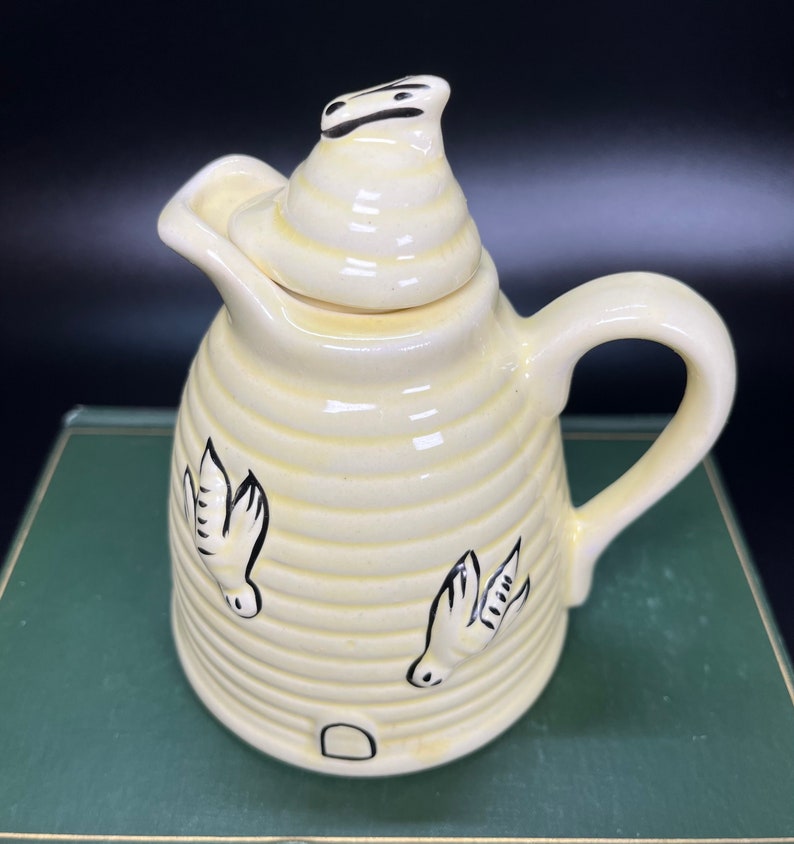 Bisque Porcelain Light Yellow Beehive Shaped Lidded Honey Pot, Syrup Jar or Creamer Raised Black Honey Bees Vintage Kitchen Serve Ware image 9