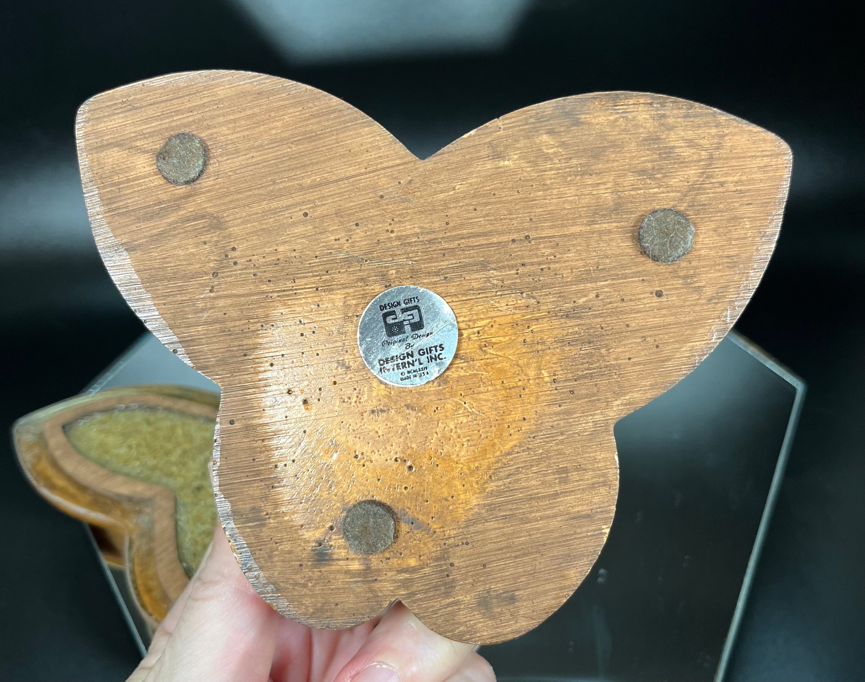 ヴィンテージの蝶の小物入れ：貝殻の入ったルーサイト蓋、1974年製