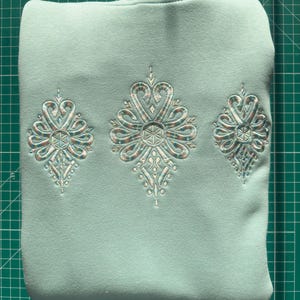 Polsk Parzenika broderad huvtröja och mjukisbyxor, högländsk kultur, traditionell folkbroderikonst bild 3