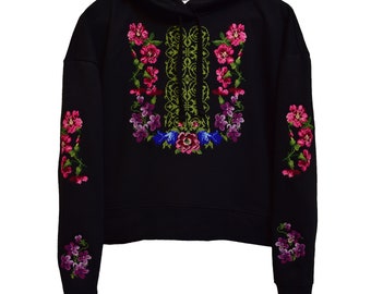 Ukrainsk folkbroderad huvtröja och mjukisbyxor, traditionellt Vishyvanka-set