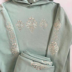 Polsk Parzenika broderad huvtröja och mjukisbyxor, högländsk kultur, traditionell folkbroderikonst bild 1