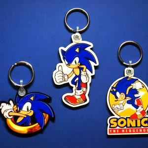 Sonic Schlüsselanhänger - Igel Schlüsselanhänger - Held Schlüsselanhänger - Videospiel Schlüsselanhänger - Natur Schlüsselanhänger - Retro Gaming Geschenk - Geschenk für Gamer - Animation